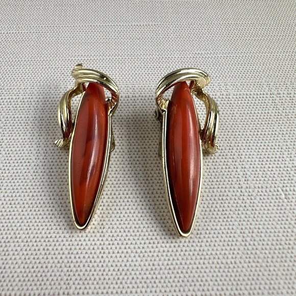 1950s Thermoset Coral Clip On Earrings - Picture 4 of 7
